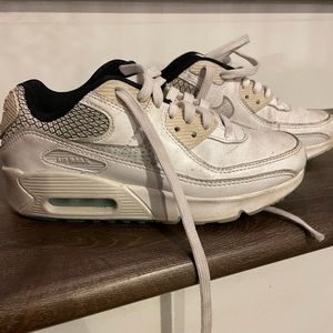 Nike air tennis shoes